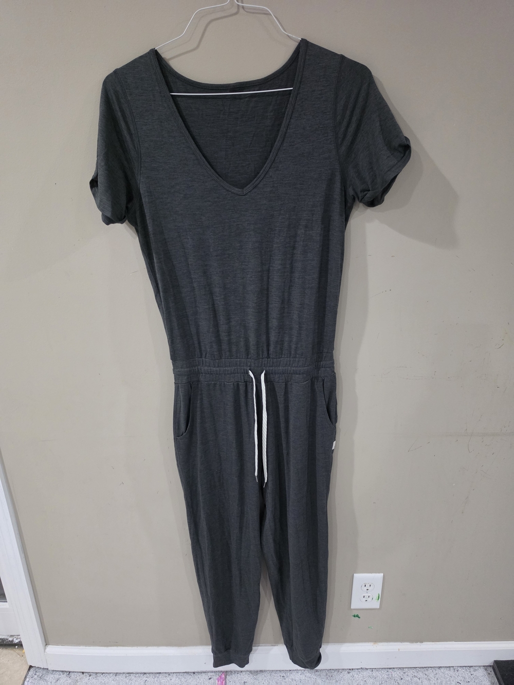 Vuori Women’s Jumpsuit Size Small Charcoal Gray V Neck Drawstring VW424